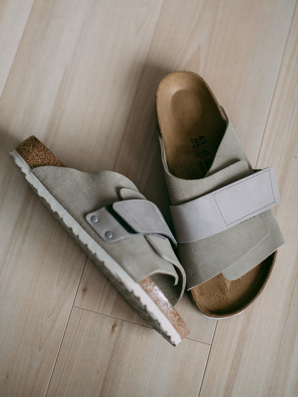 WOMENS BIRKENSTOCK KYOTO SUEDE NARROW SANDALS - TAUPE